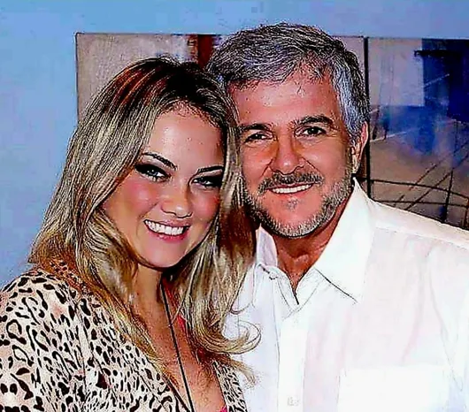 Paciente ao lado do Dr. Luciano Mendonça